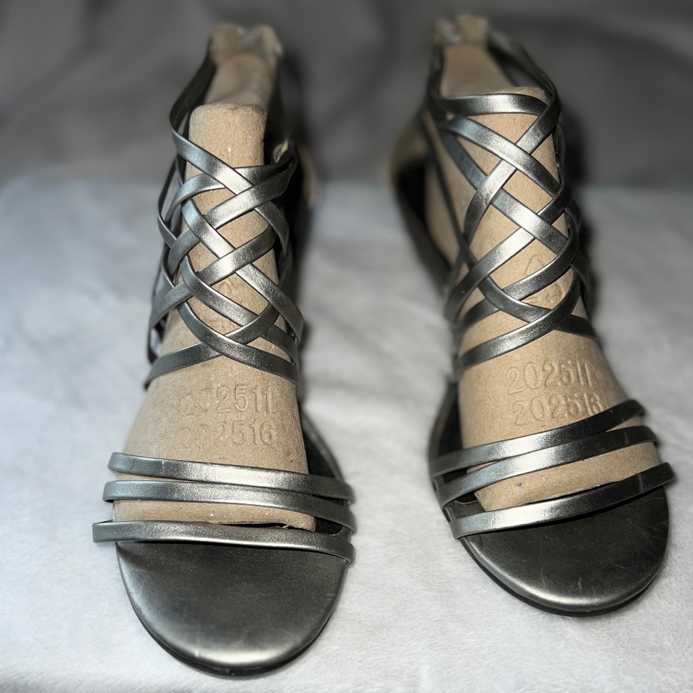 Montego Bay Club Sz 8.5 Faux Leather Slip on Sandal  NWOT - Silver